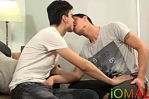 यंग ट्विंक को उसके लैटिनो लवर द्वारा रफली बेयरबैक किया जाता है। फिर, इंटेंस एक्शन के बाद कुम से कवर।