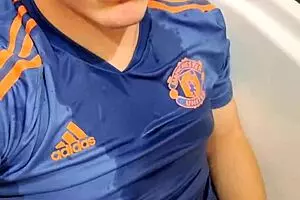 वाओ! क्यूट फ्रेंच बॉय फेस पर पिस करता है और जोर से कम करता है