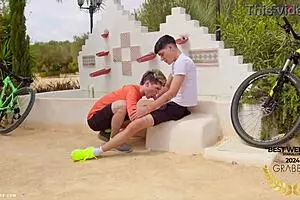 स्टैक्सस हॉट बाइसाइक्लिस्ट इमरजेंसी स्टॉप पर ब्लो जॉब के लिए रेसिस्ट नहीं कर सकते!