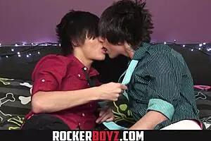 अरे, देखना चाहते हो ये क्यूट इमो बॉय अपने बडी को हार्ड स्लैम करता है?