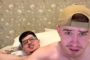 यार, मैं अपने नर्डी स्कूलमेट की वर्जिनिटी ले रहा हूं, समझा!