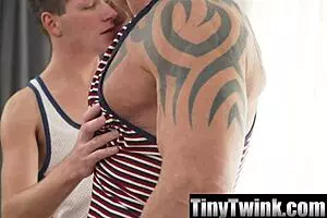 हे, मेरा हार्ड कॉक ग्रोइंग फील करना चाहोगे? - TinyTwink