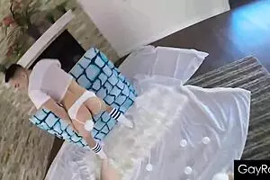 डैम, दो ट्विंक्स डॉर्म में स्नोबॉल फाइट के बाद बॉल्स एम्प्टी करते हैं!