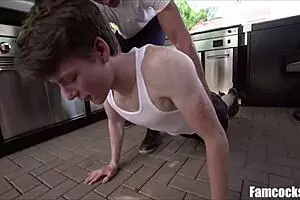 वर्कआउट स्टेप डैडी के साथ इंटेंस स्पैंकिंग सेशन में बदल जाता है।