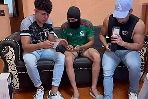 मन, यह कास्टिंग मजेदार थी, देखो वो लड़का हिलाता है जब तक खाली नहीं हो जाता!