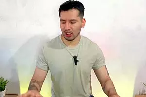 बैरिस्टा बॉस नए कैफे एम्प्लॉयी को फोर्स करता है उसके ह्यूज कॉक को सक्शन करने के लिए स्टोरेज में