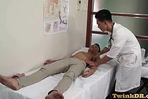 हेल येस, अस्पताल में डॉक्टर द्वारा एशियन एमेच्योर ट्विंक को खिलौना मिलता है!