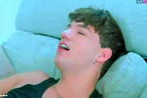 मैं अपने दोस्त के कमरे में जाता हूं और उसके साथ नॉटी गेम्स खेलता हूं