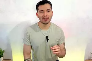 बैरिस्टा बॉस नए कैफे एम्प्लॉयी को फोर्स करता है उसके ह्यूज कॉक को सक्शन करने के लिए स्टोरेज में