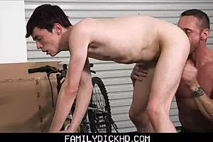 अरे, मैं और स्टेप डैड माइल्स लैंडन बाइक टायर ठीक करते हुए चोद रहे हैं... वाह