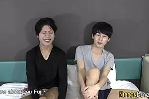 जापानी ट्विंक्स हाई डेफिनिशन में गाँड को जोर से मारते हैं