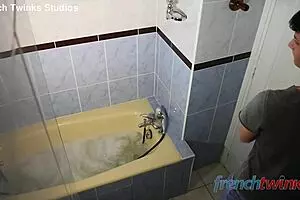 हॉर्नी ट्विंक्स बाथरूम में नॉटी एनकाउंटर करते हैं