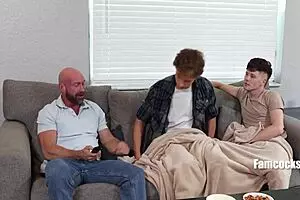 स्टीप फादर ट्विंक को हार्ड वैंकिंग करते हुए कैच करता है