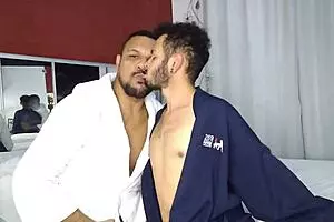 नोविन्हो उसकी जाने का इंतजार करता है और स्टेपडैड के कमरे में घुसकर कॉक की प्यास बुझाता है