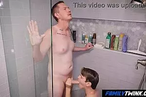 क्या तुम मेरे जिंजर स्टेप डैडी के साथ शावर शेयर करना चाहोगे?