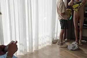 वाह! क्यूट ट्विंक्स एक्साइटेड स्टूडेंट के साथ पेनिस डेवोर करते हैं