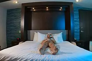 Holy crap, why jerk off alone in a hotel room like this?