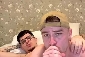 यार, मैं अपने नर्डी स्कूलमेट की वर्जिनिटी ले रहा हूं, समझा!