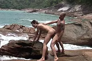 कैथोलिक लड़के अपना पहला बड़ा बेयरबैक अनुभव एक्सप्लोर करते हैं।