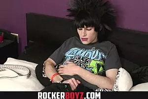 हे दोस्त, यह इमो ट्विंक अपने पागल लंड को हिलाते देख