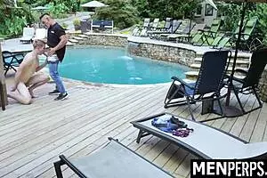 स्ट्रेट बॉय गे ऑफिसर की डीप कैविटी सर्च में सबमिट करता है गैरेज में!