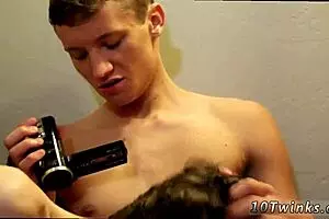 हॉट न्यूड टीन ट्विंक बाथरूम में गंद फक करते