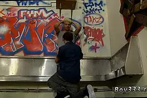 ब्लैक बॉयज फर्स्ट टाइम गे स्पाई क्लिप्स में जोर से स्पैंक किए जाते हैं