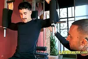 दो लातीनी हंक पसीने वाली लंड वर्कआउट के लिए मिलते हैं।