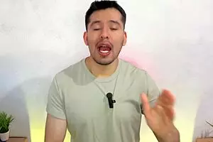 बैरिस्टा बॉस नए कैफे एम्प्लॉयी को फोर्स करता है उसके ह्यूज कॉक को सक्शन करने के लिए स्टोरेज में