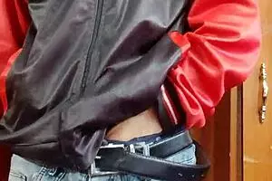 अरे, लिविंग रूम में जर्क करते हुए लगभग पकड़े गए, समझे?