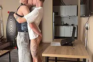 सौतेला भाई होमवर्क में मदद करता है फिर गहरी चूसाई और गंद मारता है। भाग 1 शामिल।