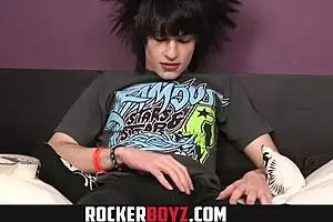 हे दोस्त, यह इमो ट्विंक अपने पागल लंड को हिलाते देख