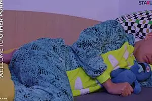 मैं अपने दोस्त के कमरे में जाता हूं और उसके साथ नॉटी गेम्स खेलता हूं