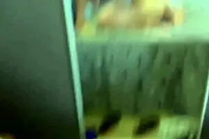 नर्ड टू मसिव कॉक्स के नीचे सर्फर करता है और कम शॉवर मिलता है