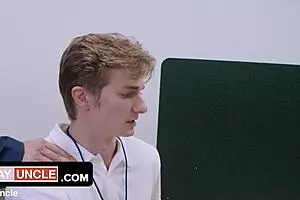 सेक्सरेंस पैरोडी ट्रेलर: फ्रीयूज ट्विंक एट वर्क