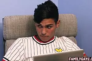 गे स्टेपडैड और स्टेपसन एक्सचेंज स्टूडेंट को डोमिनेट करते हैं