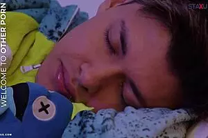 मैं अपने दोस्त के कमरे में जाता हूं और उसके साथ नॉटी गेम्स खेलता हूं