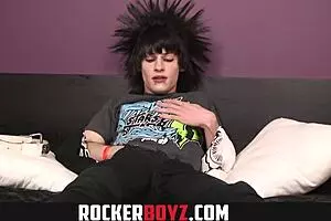 हे दोस्त, यह इमो ट्विंक अपने पागल लंड को हिलाते देख