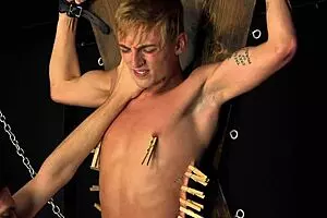 ब्रूटल फक मशीन बंधन में टाइट ट्विंक गंद ड्रिल करती है