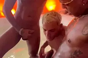 स्ट्रेट लड़के मोटल में गर्लफ्रेंड्स आने से पहले मस्ती करते हैं