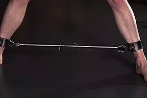 ड्यूड, यह रेस्ट्रेन्ड जॉक विशाल लंड के साथ बीडीएसएम डंजन में बेयरबैक चोदा गया