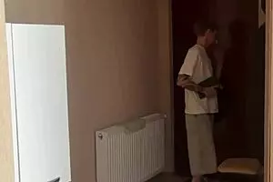 सौतेला भाई होमवर्क में मदद करता है फिर गहरी चूसाई और गंद मारता है। भाग 1 शामिल।