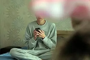 वाह! क्यूट ट्विंक्स एक्साइटेड स्टूडेंट के साथ पेनिस डेवोर करते हैं