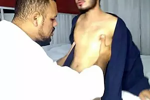 नोविन्हो उसकी जाने का इंतजार करता है और स्टेपडैड के कमरे में घुसकर कॉक की प्यास बुझाता है