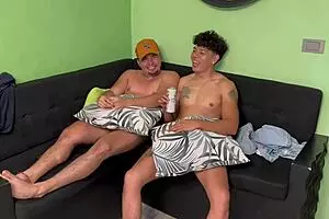 हेय, तुम्हें तीन लस्टफुल मैक्सिकन ट्विंक्स एक दूसरे के कम को डेवोर करते हुए देखना है?