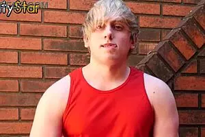 अरे, देखो मुझे, एक शरारती गोरी, जो बड़े टॉय के साथ पागल हो रही है