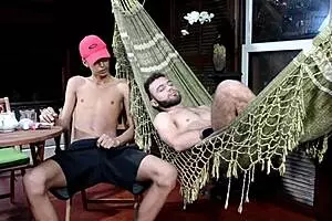 नोविन्होस के बीच पुटारिया वाइल्ड हो जाती है 😜