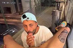 अरे भाई, क्या तुम मिडिल ईस्टर्न बिग लंड को बालकनी पर हॉट ब्लोजॉब के लिए हैंडल कर सकते हो?