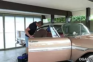 Old aur Young Gay Couple hardcore anal action mein dominate karte hain