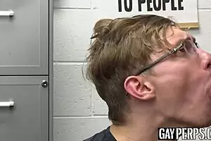 यंग ऑफिसर कोल चर्च होमो अपराधी डारन ब्लू को डोमिनेट करता है